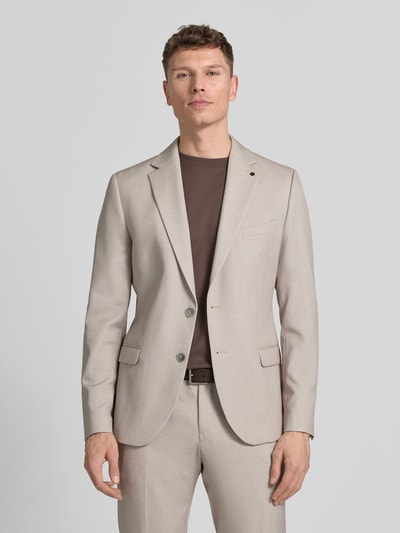 Männermodel trägt Sakko mit Pattentaschen Modell 'NICK' van Zuitable in lichtbeige, materiaalmix met viscose, recht model, reverskraag, knoopsluiting, borstzak met pochet, klepzakken, ruglengte maat 50: 71 cm, schouderbreedte: 44 cm, mouwlengte: 65 cm, Ganzkörperansicht von vorne.