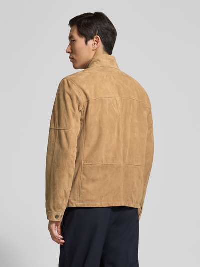 Männermodel trägt Regular Fit Lederjacke aus echtem Ziegenvelours Modell 'JIMMY-S' von Strellson, Optik: Unifarben, Farbe sand, Materialverarbeitung: Velours, Passform: Regular-Fit, Kragenform: Stehkragen, Verschluss: Reißverschluss, Ärmelabschluss: Manschette, Taschen: Napoleontasche und seitliche Eingrifftaschen, Ganzkörperansicht Rückansicht.