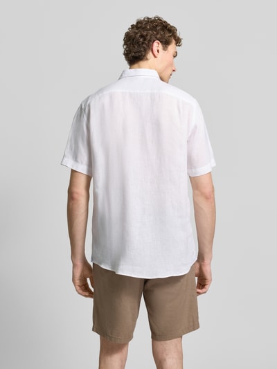 Mannelijk model draagt Regular Fit Freizeithemd aus Leinen van Christian Berg Men, wit, zuiver linnen, korte mouwen, borstzak, rugaanzicht.