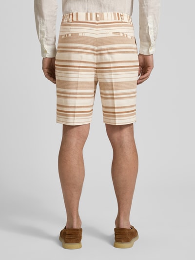 Männermodel trägt Shorts mit Strukturmuster und Eingrifftaschen Modell 'Pino' von Zuitable, Baumwoll-Mix, Straight, Ganzkörperansicht Rückansicht. Bundweite bei Größe M 41 cm, Innenbeinlänge 21 cm, beige und braune Streifen, Gesäßleistentaschen.