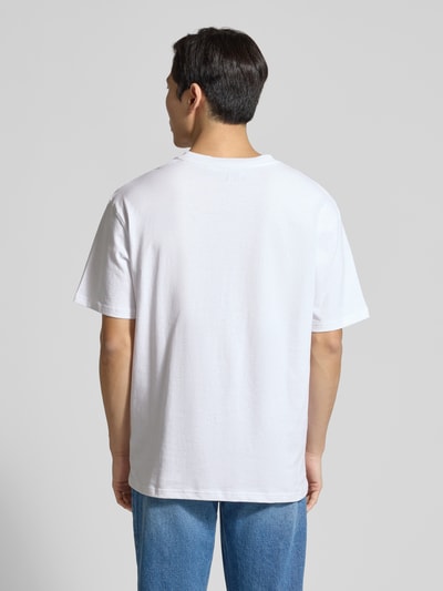 Männermodel trägt Relaxed Fit T-Shirt aus Bio-Baumwoll-Mix Modell 'MAARKOS' von Armedangels, unifarben, Ganzkörperansicht Rückansicht