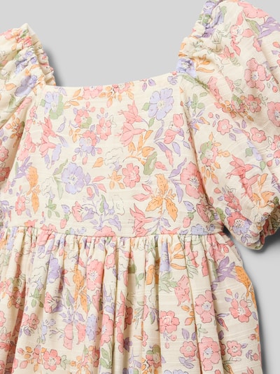 Mädchen trägt Kleid mit Karree-Ausschnitt und Puffärmeln von Mayoral, florales Muster, A-Linie, reine Baumwolle, Nahaufnahme Oberkörper.