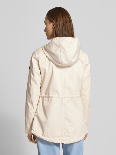 Frauenmodel trägt Regular Fit Parka mit Baumwoll-Anteil Modell 'LORCA' von ONLY in Optik: Unifarben, Canvas, Ganzkörperansicht Rückansicht.