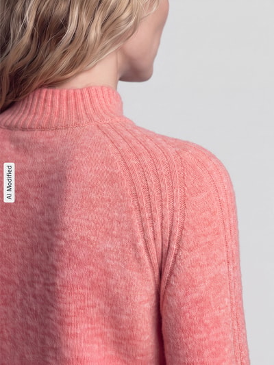 Frauenmodel trägt Regular Fit Pullover mit Woll-Anteil Modell 'ASHLEY PERKINS' von Pepe Jeans, rosa Farbton, feine Strickstruktur, Damen Pullover, Slim Fit, Nahaufnahme Oberkörper, KI-modifiziertes Bild.