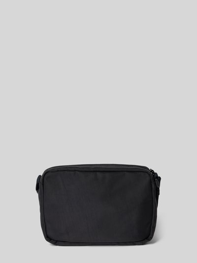 Produktfoto, schwarze Crossbody Bag mit Label-Stitching von CK Calvin Klein, Hauptfach mit Reißverschluss, verstellbarer Schulterriemen, Maße 21x15x6 cm, schlichte Oberfläche