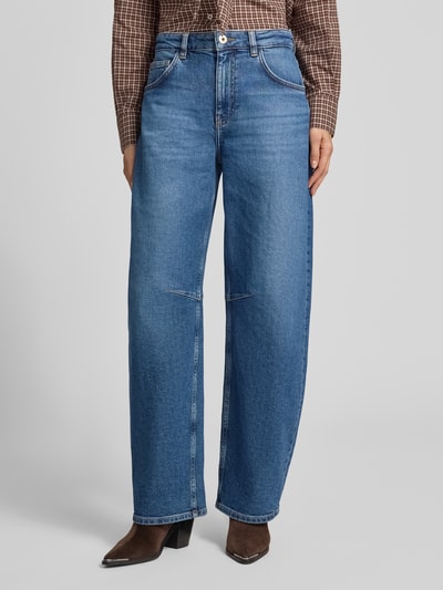 Frauenmodel trägt Barrel Fit Jeans mit Eingrifftaschen Modell 'Dara' von MOS MOSH, mieszanka bawełny i elastanu, wpuszczane kieszenie, szerokość w rozmiarze 27/32: 38 cm, długość wewnętrzna nogawki w rozmiarze 27/32: 78 cm, niebieski denim, pełny widok przód