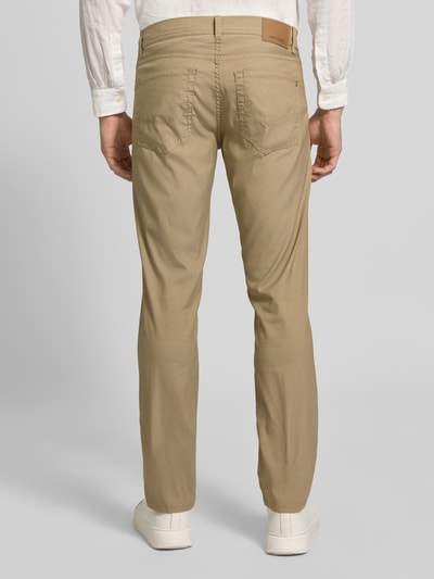Männermodel trägt Fein strukturierte Hose mit Label-Detail von Pierre Cardin in Beige, Baumwoll-Mix mit Stretch-Anteil, Regular-Fit, Ganzkörperansicht Rückansicht.
