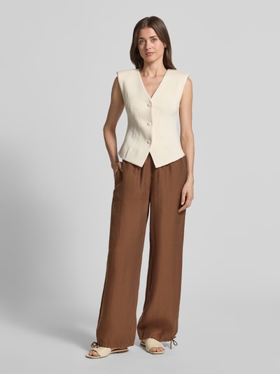 Frauenmodel trägt Wide-Leg-Pants mit elastischem Bund und Kordelzug von Rich & Royal in Braun, Lyocell-Mix, Loose-Fit, Ganzkörperansicht von vorne.