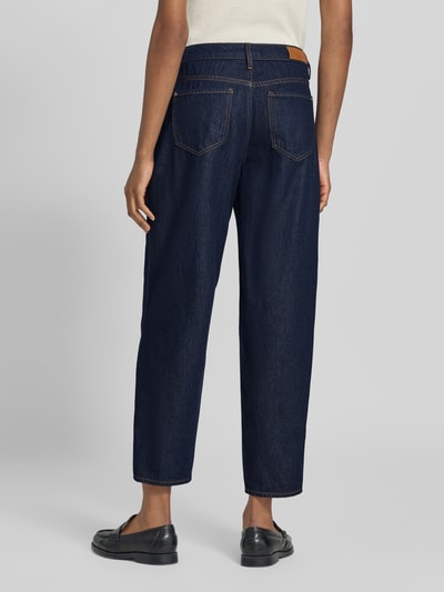 Frauenmodel trägt Straight Fit Jeans mit Knopfverschluss von COMMA, dunkler Baumwoll-Lyocell-Mix, seitliche Eingrifftaschen, Gesäßtaschen, Ganzkörperansicht Rückansicht.