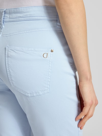 Vrouwenmodel draagt Cropped Hose mit Eingrifftaschen Modell 'PIPER' van Cambio, lichtblauw, katoen, slim fit, detailopname achterzak.
