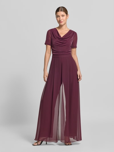 Frauenmodel trägt Regular Fit Jumpsuit aus Mesh von Vera Mont in dunklem Bordeaux, fließende Stoffstruktur, Ganzkörperansicht von vorne.