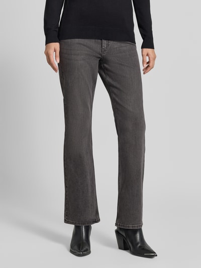 Frauenmodel trägt Bootcut Fit Jeans aus elastischem Baumwoll-Mix von Christian Berg Woman, grauer 5-Pocket-Stil, Nahaufnahme Unterkörper. Damen Jeans mit Gürtelschlaufen, Knopf- und Reißverschluss, Bundweite 38 cm, Innenbeinlänge 77 cm.