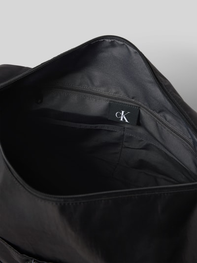 Produktfoto, Weekender mit Label-Stitching von CK Calvin Klein z czarnym wnętrzem, kieszonka na suwak, nylonowa tekstura
