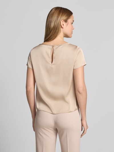 Frauenmodel trägt Blusenshirt mit Rundhalsausschnitt und abgerundetem Saum von Rinascimento in beige, Material-Mix, Loose Fit, Ganzkörperansicht Rückansicht.