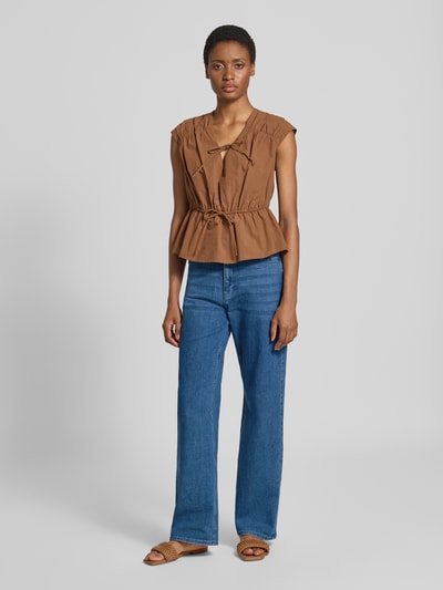 Frauenmodel trägt Relaxed Fit Jeans aus Baumwoll-Mix Modell 'YARA' von Cars Jeans in Blau, 5-Pocket-Design, Ganzkörperansicht von vorne. Damen Jeans aus Baumwoll-Mix, Knopf- und Reißverschluss, Bundweite 36 cm, Innenbeinlänge 81 cm.