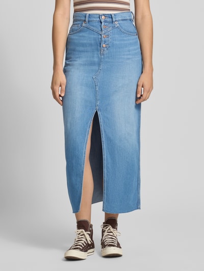 Frauenmodel trägt ausgestellten Damen Jeansrock aus Baumwoll-Mix Modell 'MIRA' von Pepe Jeans in Denim-Optik mit Label-Patch, Gürtelschlaufen, Knopfleiste, Gehschlitz vorne, Twill-Materialverarbeitung und Maxi-Länge; Ganzkörperansicht von vorne.