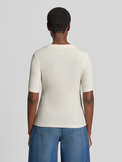 Vrouwenmodel draagt Slim Fit T-Shirt uit viscose-mix model 'Sanez' van OPUS, dames t-shirt in crème met fijne textuur, volledig zicht van achteren