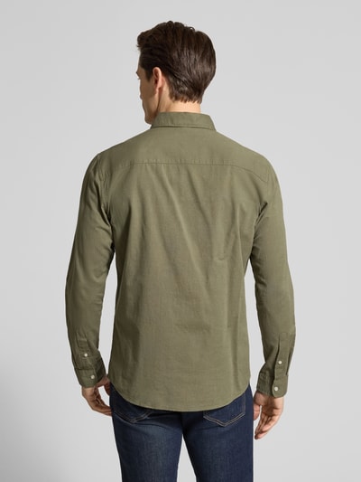 Männermodel trägt Slim Fit Freizeithemd aus reiner Baumwolle von MCNEAL in Olivgrün, langärmelig, Rückenansicht, Ganzkörperansicht Rückansicht.