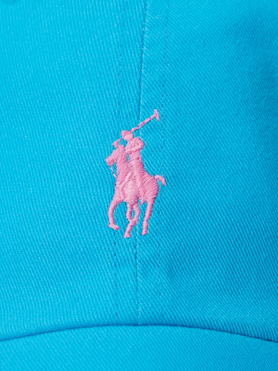 Produktfoto, Basecap aus reiner Baumwolle von Polo Ralph Lauren, turkusowa tkanina, różowe logo, gładka struktura, otwory wentylacyjne, regulowany pasek, bawełna