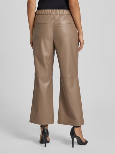 comma Bootcut Hose in Leder-Optik Taupe 5