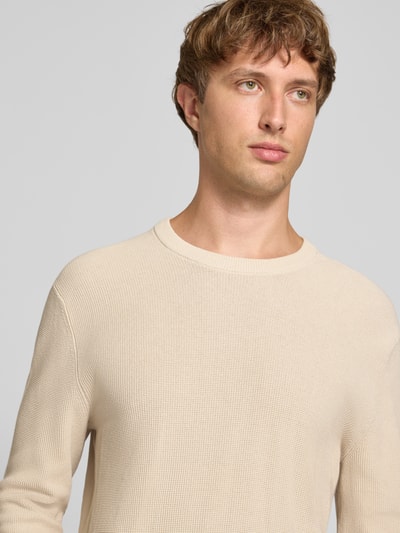 Männermodel trägt Regular Fit Pullover aus reiner Baumwolle Modell 'TONY' von ONLY in Beige mit feiner Strickstruktur, Nahaufnahme Oberkörper. Herren Pullover von ONLY & SONS.