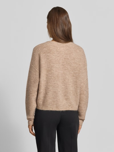 Frauenmodel trägt Regular Fit Cardigan mit Woll-Anteil von MYON, beige Strick-Optik, Rundhalsausschnitt, Rückenansicht, Ganzkörperansicht Rückansicht.