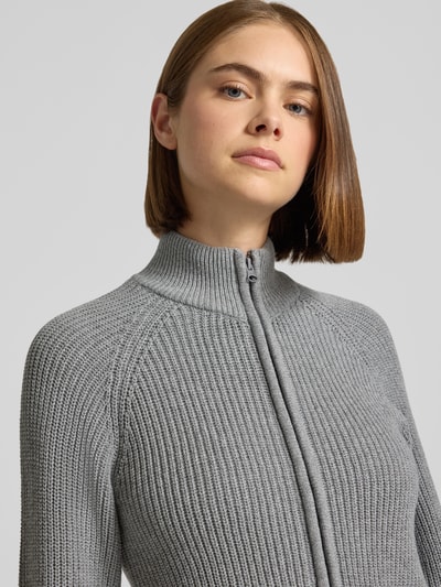 Frauenmodel trägt Slim Fit Jacke aus Baumwoll-Mix Modell 'Dara' von NOISY MAY®, grau, Stehkragen, Strukturstrick, Nahaufnahme Oberkörper.