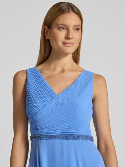Kobiece modelka nosi Abendkleid mit V-Ausschnitt und Perlenbesatz von Vera Mont, szyfon, linia a, długa sukienka, dekolt w serek, szerokie ramiączka, marszczenia, obszycie perłami, zamek błyskawiczny z tyłu, długość tyłu w rozmiarze 38: 140 cm, szerokość klatki piersiowej w rozmiarze 38: 38 cm, zbliżenie na górną część ciała