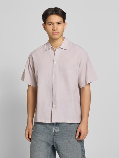Männermodel trägt Regular Fit Freizeithemd aus Baumwoll-Leinen-Mix von Jack & Jones, helles Beige, Knopfleiste, Kentkragen, Ganzkörperansicht von vorne. Rückenlänge 73 cm, Schulterbreite 61 cm, Ärmellänge 26 cm, Modell BREEZE.