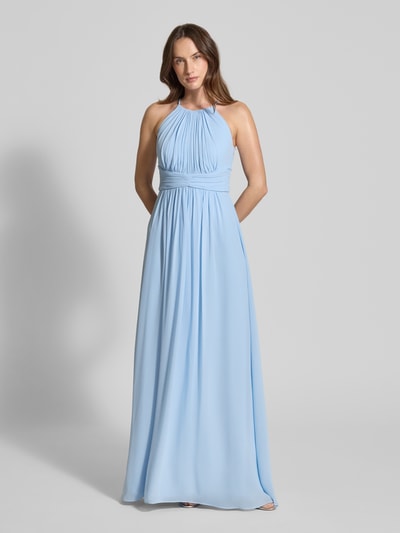 Frauenmodel trägt Abendkleid mit Raffungen von Jake*s Cocktail in Hellblau, Maxilänge, taillierte Passform, Ganzkörperansicht von vorne.