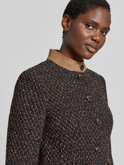 Frauenmodel trägt Mantel mit Woll-Anteil von White Label, Material-Mix, Stehkragen, grobe Struktur, Nahaufnahme Oberkörper, KI-modifiziertes Bild.
