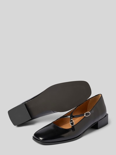 Produktfoto, schwarze Ballerina mit Keilabsatz von BIANCO, glänzende Oberfläche, abgerundete Spitze, Riemen mit Dornschließe, 3 cm Absatz, Schafthöhe 7 cm, Schaftweite 20 cm