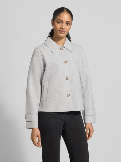 Frauenmodel trägt Jacke mit Umlegekragen Modell 'Juice' von Vila in Hellgrau, gerade Passform, Viskosemix, Ganzkörperansicht von vorne.