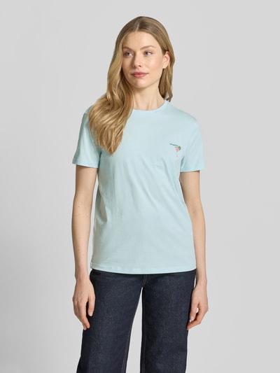 Modelka prezentuje damski t-shirt z wyhaftowanym motywem od Jake*s Casual, bawełna, krój regular fit, okrągły dekolt, długość tyłu w rozmiarze S: 61 cm, jasnoniebieski kolor, prosta faktura, widok całej sylwetki z przodu.