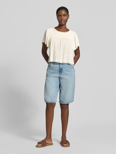 Frauenmodel trägt Strickshirt aus Leinen-Mix mit Spitze Modell 'TAYLIE' von Drykorn, Cremefarbe, Rundhalsausschnitt, Schmetterlingsärmel, Straight Fit, Rückenlänge 48 cm, Ärmellänge 20 cm, Damen, Ganzkörperansicht von vorne.