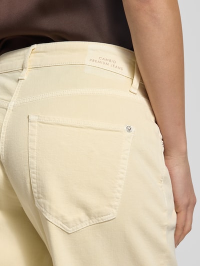 Frauenmodel trägt Straight Fit Jeans mit Eingrifftaschen Modell 'Elin' von Cambio aus elastischem Baumwoll-Mix in Creme mit Gesäßtaschen, Detailaufnahme Rückansicht.