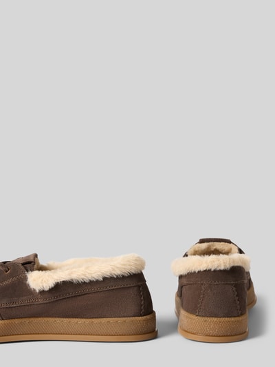 Produktfoto, braune Slipper aus echtem Rindsleder von Tamaris mit beigem Fellrand, strukturierte Sohle, Damen Slipper von Tamaris