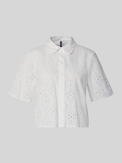 Produktfoto, Relaxed Fit Hemdbluse aus reiner Baumwolle Modell 'ELIZA' von Vero Moda, jednokolorowy, haft angielski, krój relaxed fit, kołnierzyk koszulowy, dekolt w serek, listwa guzikowa, rękaw o dł. 1/2, bawełna