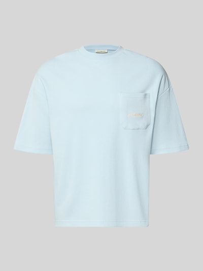 Produktfoto, jasnoniebieski męski t-shirt z fakturowanym wzorem, wyhaftowane logo, okrągły dekolt, brustasza, krój regular fit, bawełna, długość tyłu w rozmiarze M: 64 cm, T-Shirt mit Strukturmuster und Label-Stitching von PROHIBITED