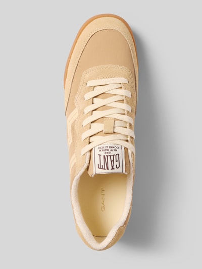 Produktfoto, Sneaker mit Label-Details Modell 'Beylana' von Gant, Damen Sneaker mit abgerundeter Form, Schnürung, Struktursohle, beige Farbtöne, Absatzhöhe 2 cm, Schafthöhe 8 cm, Schaftweite 6 cm, Obermaterial mit Strukturmuster.