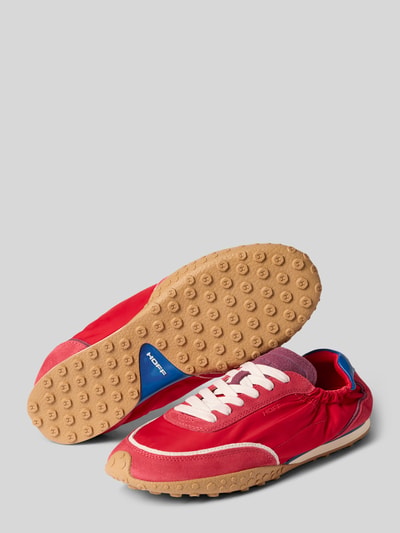 Produktfoto, Sneaker aus Leder-Mix mit Logo-Detail Modell 'Bridge' von HOFF, Damen Sneaker mit Schnürverschluss, profilierte Sohle, rote und beigetöne, abgerundete Passform, strukturierte Textur, Absatzhöhe 1 cm, Schafthöhe 7 cm, Schaftweite 9 cm.