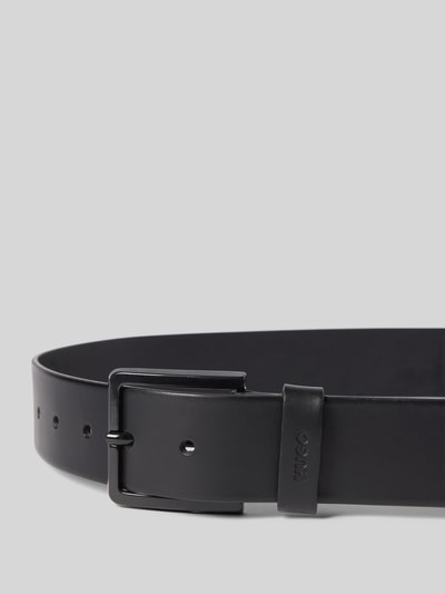 Produktfoto, zwarte leren herenriem met gesp en logo-reliëf, model 'Gürtel aus Leder Modell Gionio' van HUGO, breedte 4 cm.