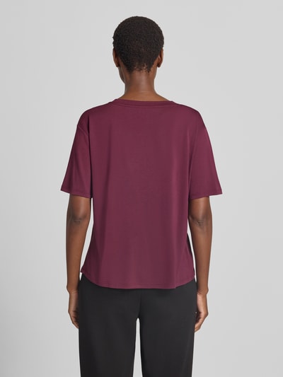 Vrouwenmodel draagt Regular Fit T-Shirt met siergarnering van zero in modalmix met plooien, kleur bordeauxrood, ruglengte maat 36: 56 cm, geheel zichtbaar van achteren