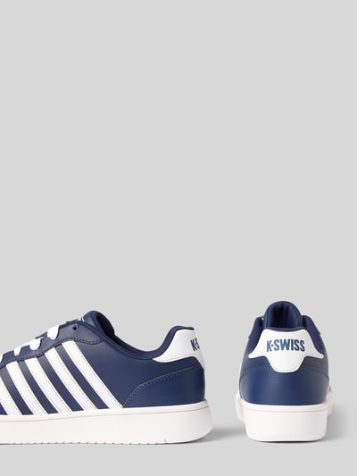 Produktfoto, sneakersy model 'Court Cali' von K-SWISS, zaokrąglony kształt, wiązanie, detale z logo, profilowana podeszwa, wysokość obcasa 3 cm, wysokość cholewki 7 cm, szerokość w rozmiarze 44: 9 cm, kolor granatowy z białym, matowa struktura