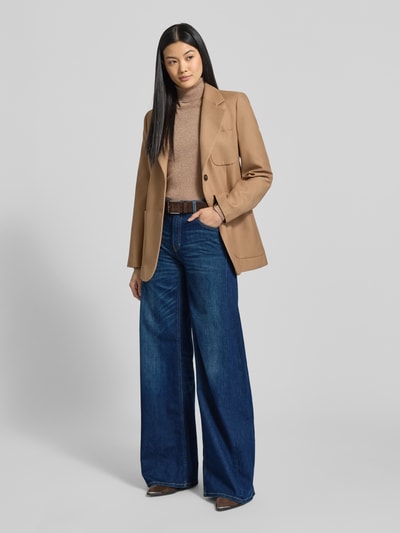 Vrouwenmodel draagt Flared Jeans im 5-Pocket-Design Modell 'PALAZZO PATCH' van Cambio in donkerblauw met katoenmix en stretch, flared cut, knoop- en ritssluiting, bundwijdte 40 cm, binnenbeenlengte 87 cm, volledig zicht van voren.