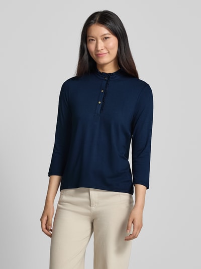 Frauenmodel trägt T-Shirt aus Viskose-Mix mit Rüschenbesatz von MORE & MORE in Dunkelblau, Stehkragen, 3/4-Arm, Ganzkörperansicht von vorne.