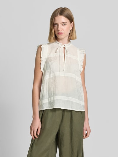 Frauenmodel trägt Regular Fit Bluse aus Viskose-Mix Modell 'Viroeressa' von mbyM mit Rüschenbesatz, Ärmelloses-Design, Stehkragen mit Tunnelzug, Schlüssellochausschnitt, Rückenlänge bei Größe S: 53 cm, helle Farben, locker fallender Stoff, feine Textur, Ganzkörperansicht von vorne.
