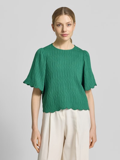 Frauenmodel trägt Blusenshirt aus Viskose-Mix mit Strukturmuster von JAKE*S STUDIO WOMAN in Grün, Regular Fit, Nahaufnahme Oberkörper.