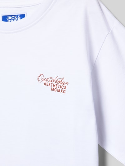 Produktfoto, weißes T-Shirt mit Label-Print Modell 'ROAR' von Jack & Jones, reine Baumwolle, glatte Textur, Nahaufnahme Oberkörper.