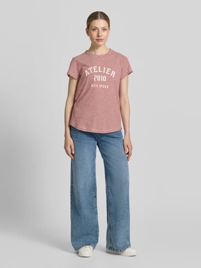Frauenmodel trägt Regular Fit T-Shirt mit Logo-Print von MOS MOSH, Reine Baumwolle, Rundhalsausschnitt, Damen T-Shirt, Rückenlänge 63 cm, Ganzkörperansicht von vorne.